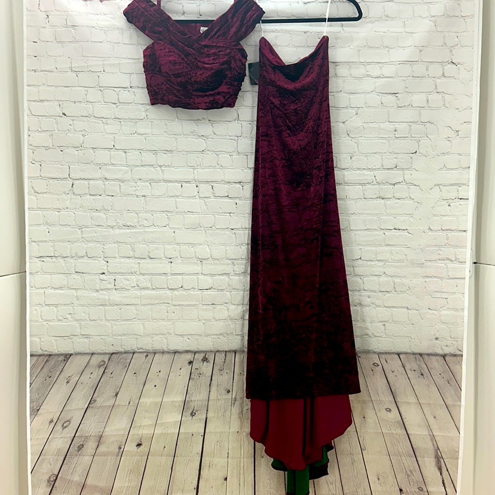 Sherri Hill Nee with Tags Womesn size 6
Burgandy Jewel Tone Crushed Velevet 2pc